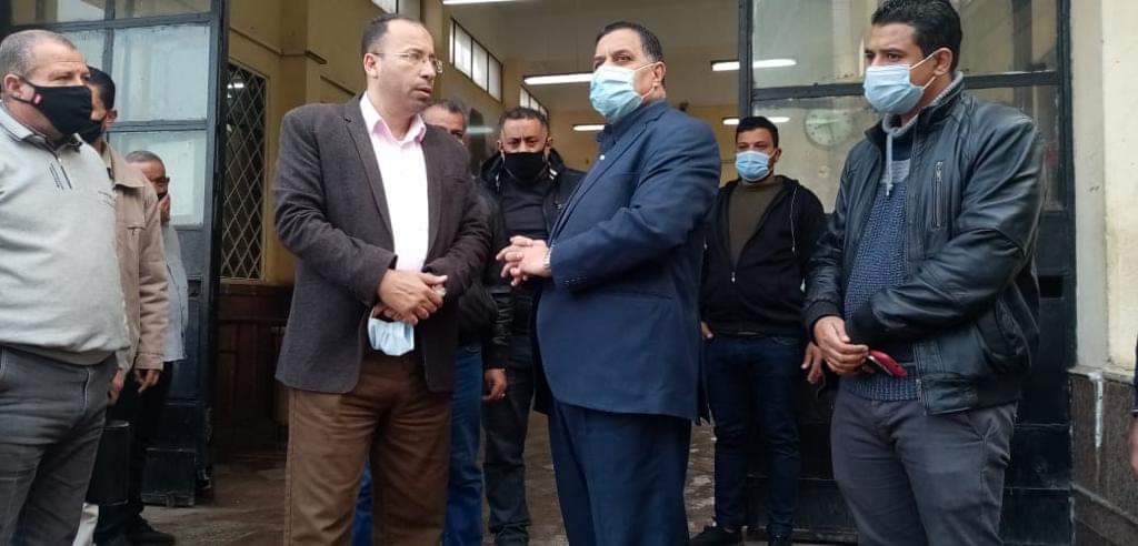 رئيس السكة الحديد  يفاجئ  العاملين بمحطة رمسيس