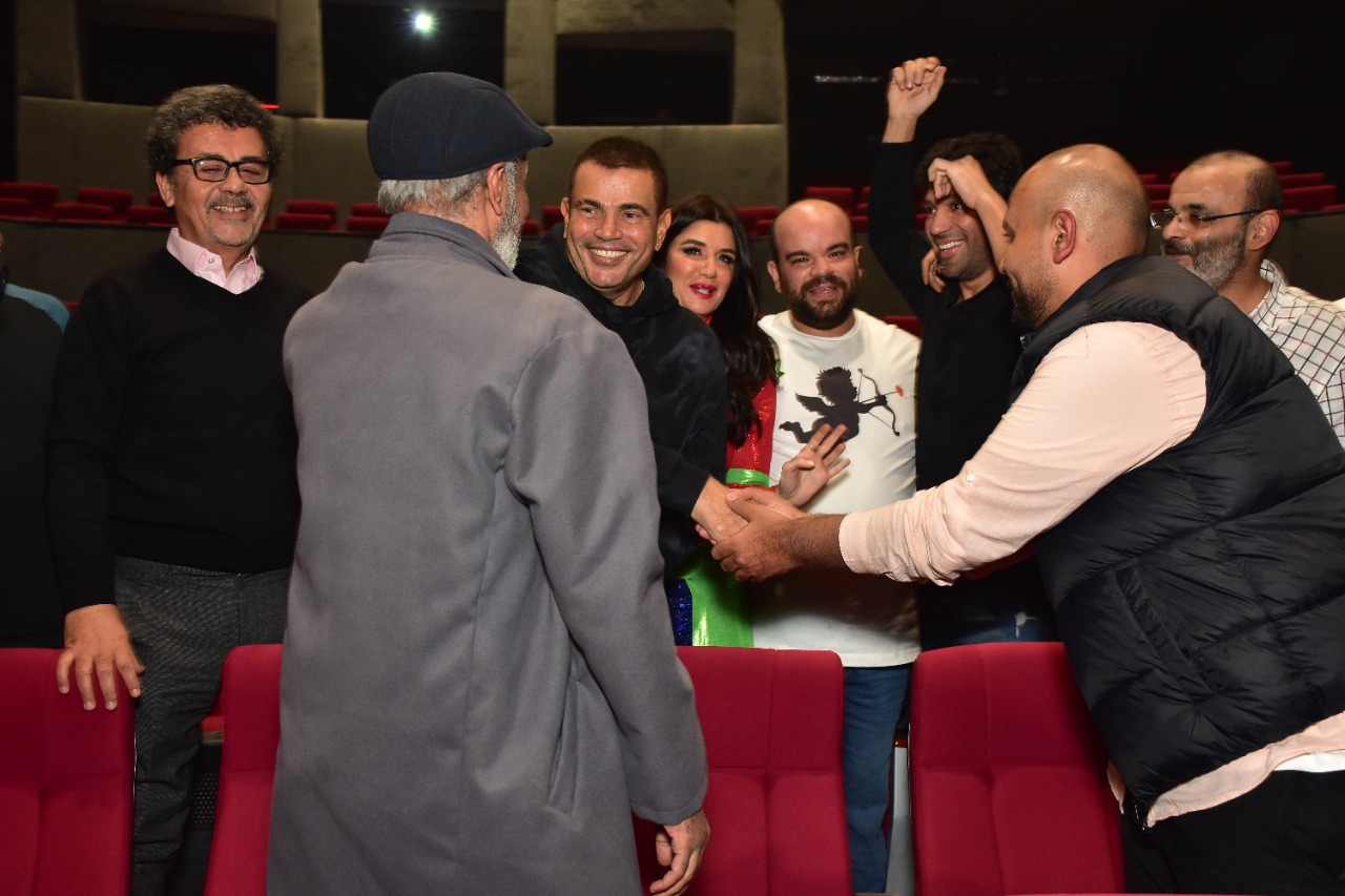 عمرو دياب يدعم أيمن بهجت قمر في أول إنتاج لمسرحيه في