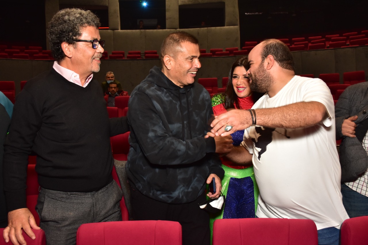 عمرو دياب يدعم أيمن بهجت قمر في أول إنتاج لمسرحيه في