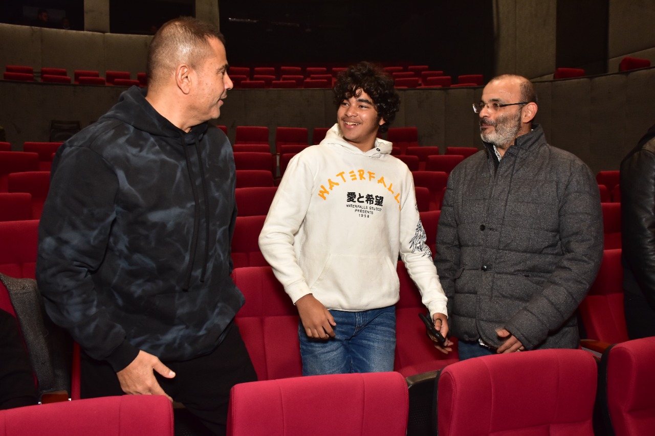 عمرو دياب يدعم أيمن بهجت قمر في أول إنتاج لمسرحيه في