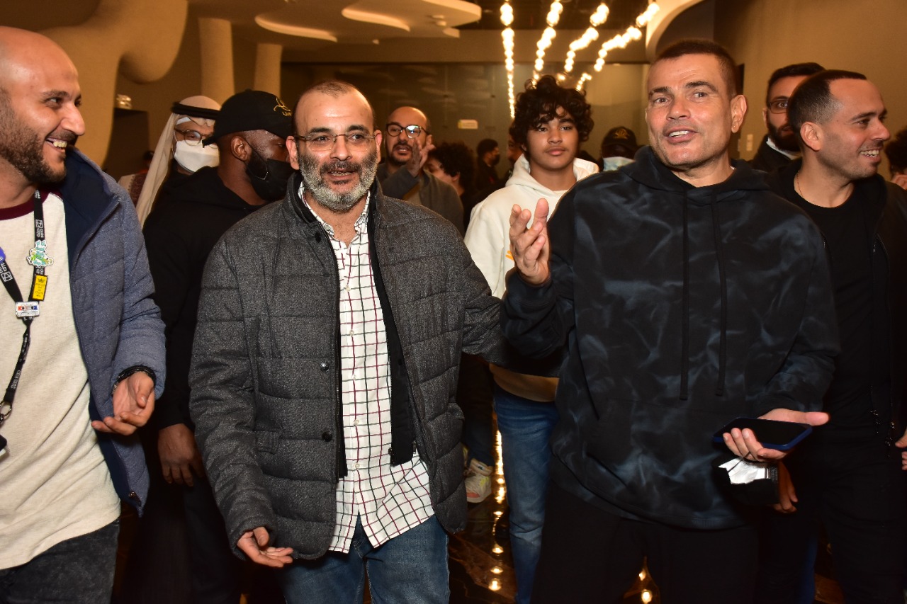 عمرو دياب يدعم أيمن بهجت قمر في أول إنتاج لمسرحيه في