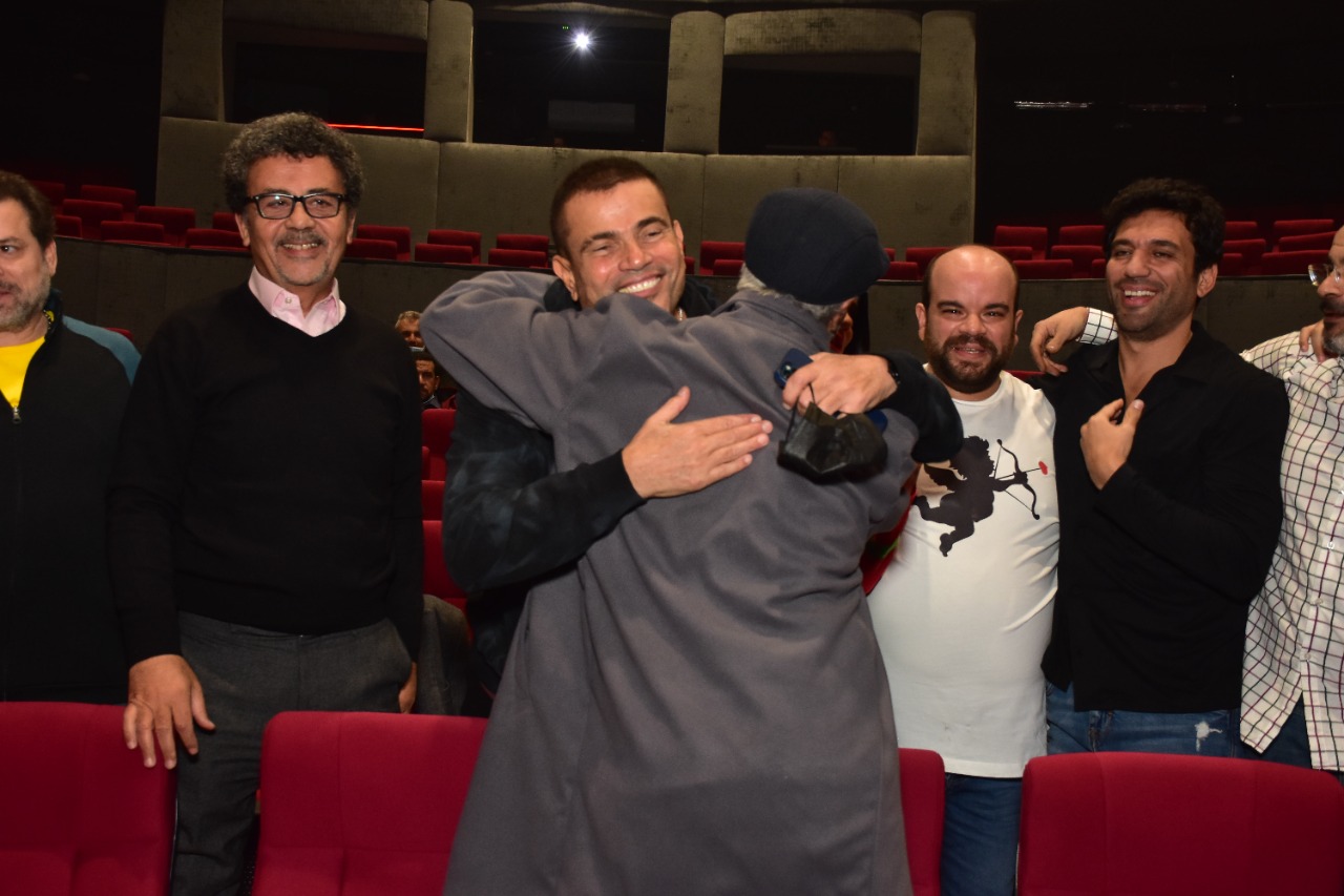 عمرو دياب يدعم أيمن بهجت قمر في أول إنتاج لمسرحيه في