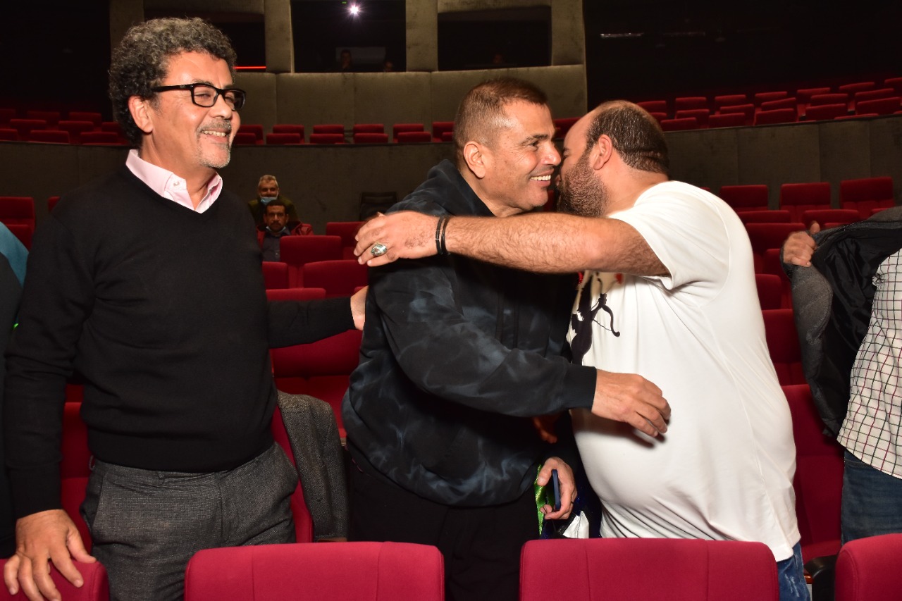 عمرو دياب يدعم أيمن بهجت قمر في أول إنتاج لمسرحيه في