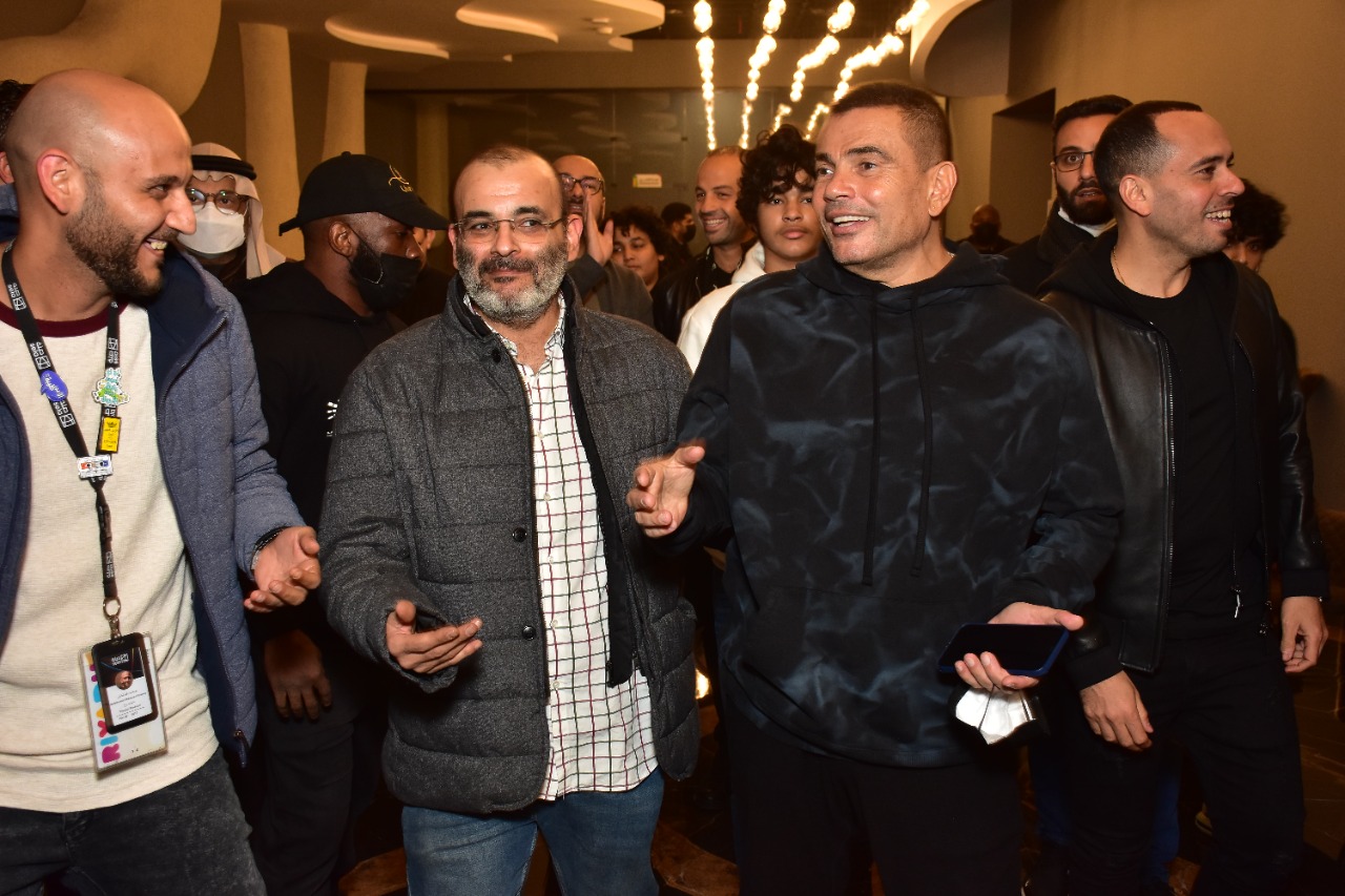 عمرو دياب يدعم أيمن بهجت قمر في أول إنتاج لمسرحيه في