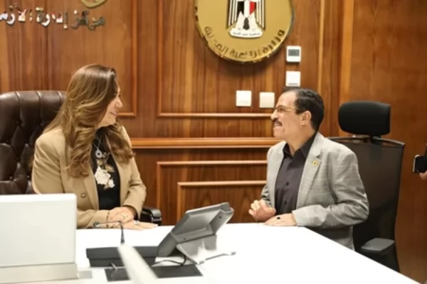 وزيرة التنمية المحلية مع المحرر