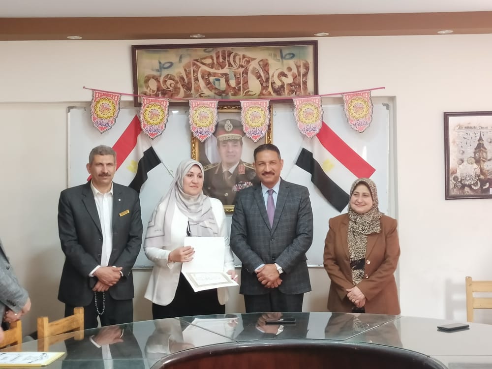 مدير تعليم الجيزة يكرم الطالب و الرائد المثالي لحصولهم علي مراكز جمهوري 