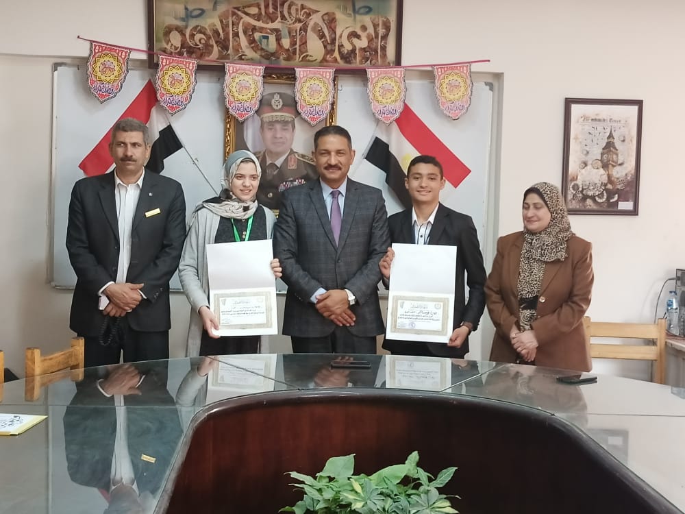 مدير تعليم الجيزة يكرم الطالب و الرائد المثالي لحصولهم علي مراكز جمهوري 