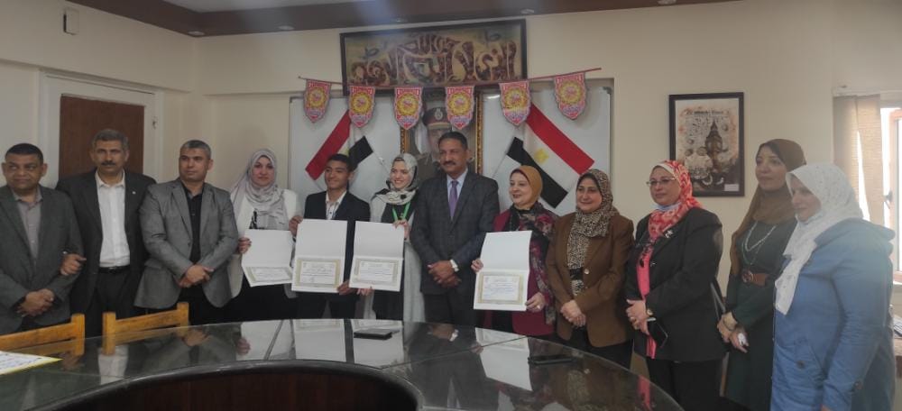 مدير تعليم الجيزة يكرم الطالب و الرائد المثالي لحصولهم علي مراكز جمهوري 