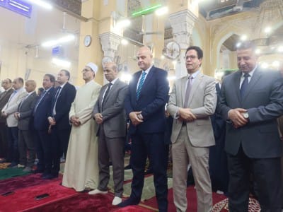 محافظ القليوبية ورئيس جامعة بنها ومدير الامن يؤدون صلاة عيد الفطر