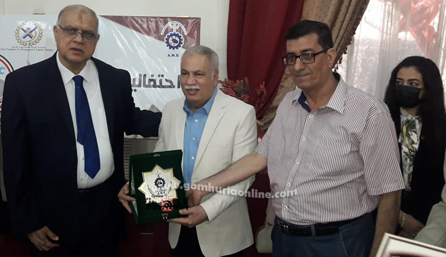 وكيل وزارة القوى العامله ورئيس النقابة العامه للصناعات الهندسيه يكرمان احد العمال