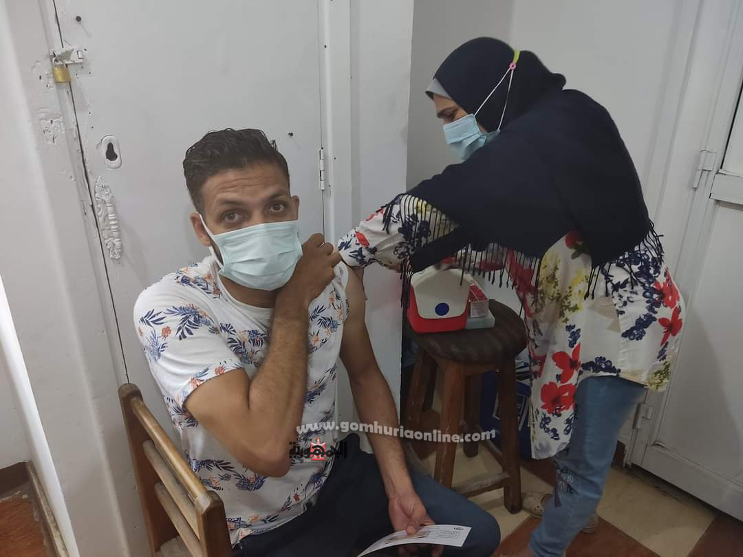 أحد العاملين بالصرف الصحى أثناء تلقيه التطعيم