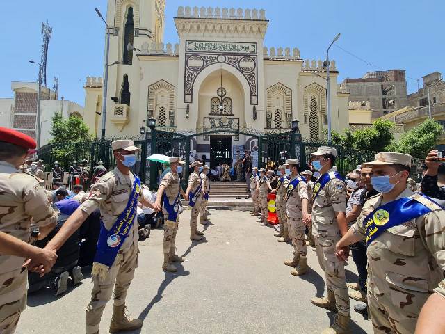 محافظ البحيرة ورئيس جامعة دمنهور يتقدمان جنازة الشهيد خالد العريان