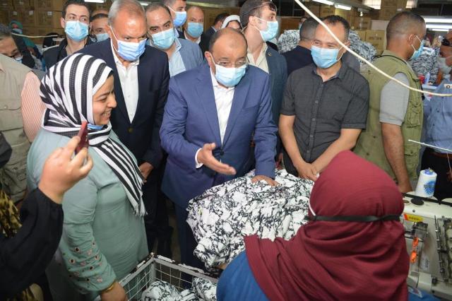 وزير التنمية ومحافظ القليوبية يتفقدان أحد مصانع 