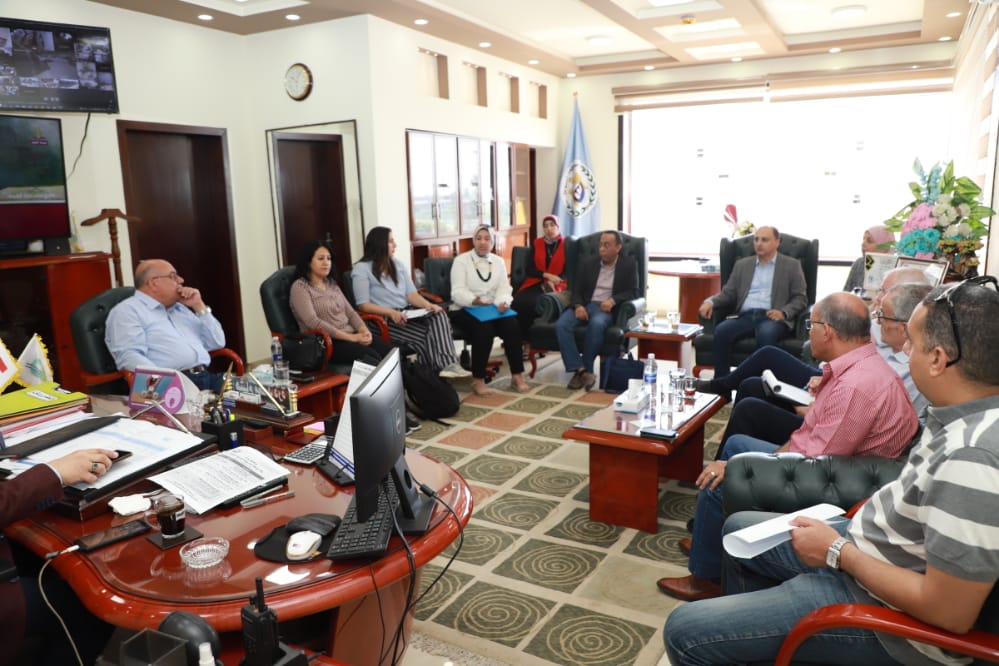 رئيس مياه أسيوط مجتمعا بفريق وكالة USAID في زيارتهم الدورى للمشروعات  