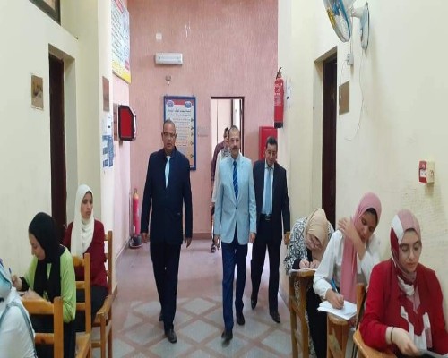 نائب جامعة بنها لخدمة المجتمع يتابع سير الامتحانات بكلية الحقوق
