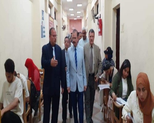 نائب جامعة بنها لخدمة المجتمع يتابع سير الامتحانات بكلية الحقوق