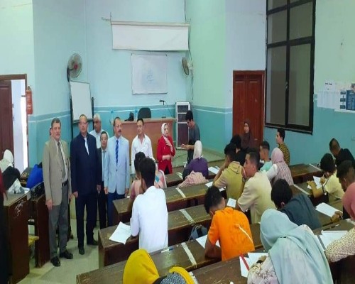 نائب جامعة بنها لخدمة المجتمع يتابع سير الامتحانات بكلية الحقوق