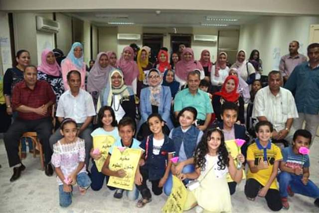 نائب محافظ الوادى الجديد تشهد تجارب علمية للطلاب بمخيم جنون العلوم بالصور