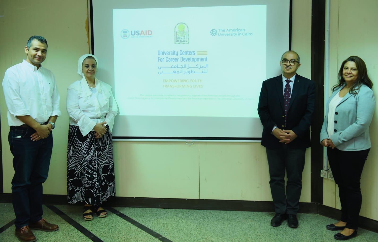 رئيس جامعة أسيوط يتفقد الافتتاح التجربيى للمركز الجامعى للتطوير المهنى