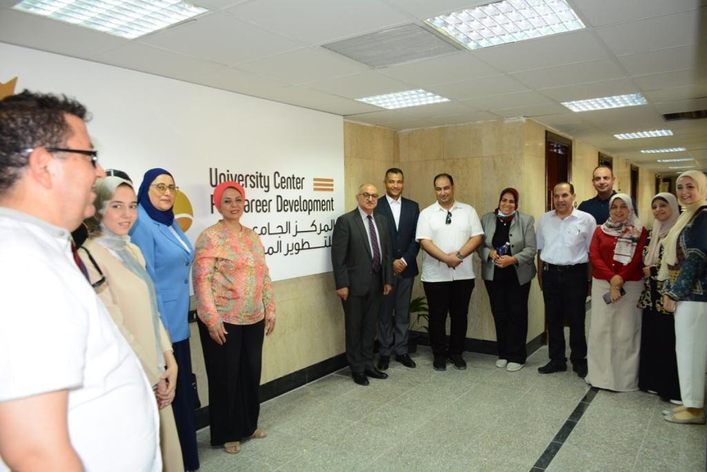 رئيس جامعة أسيوط يتفقد الافتتاح التجربيى للمركز الجامعى للتطوير المهنى