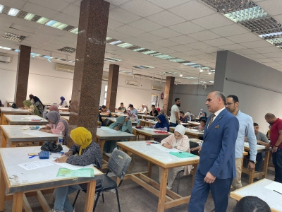 رئيس جامعة الأقصر يواصل متابعة سير اختبارات القدرات لطلاب الثانوية العامة بكلية الفنون الجميلة