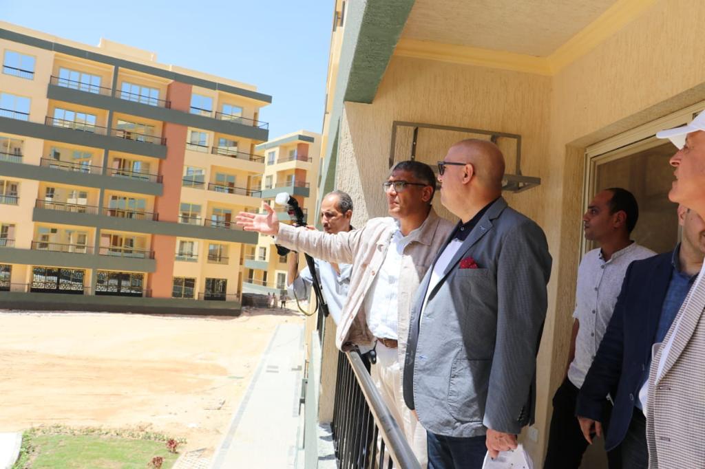 وزير الإسكان يتفقد مشروع 