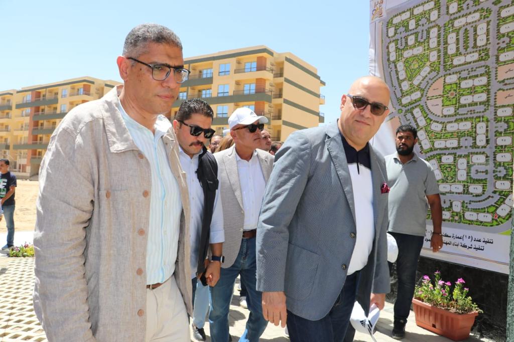 وزير الإسكان يتفقد مشروع 