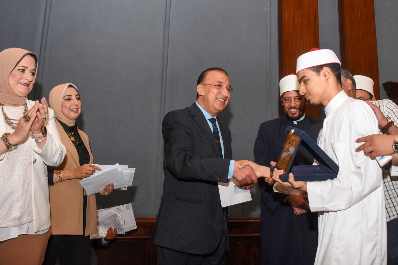 محافظ الاسكندريه يكرم أوائل الشهادات العامة والدبلومات والأزهر الشريف بالمحافظة 