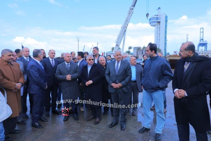 لم تمنع الامطاروالطقس السئ وزيرالنقل من تفقدعدد  من المشروعات الهامة بميناء الاسكندرية 