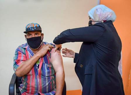 وكيل وزارة الصحة بالشرقية يتابع تطعيم المواطنين المقيمين والمسافرين بلقاح كورونا