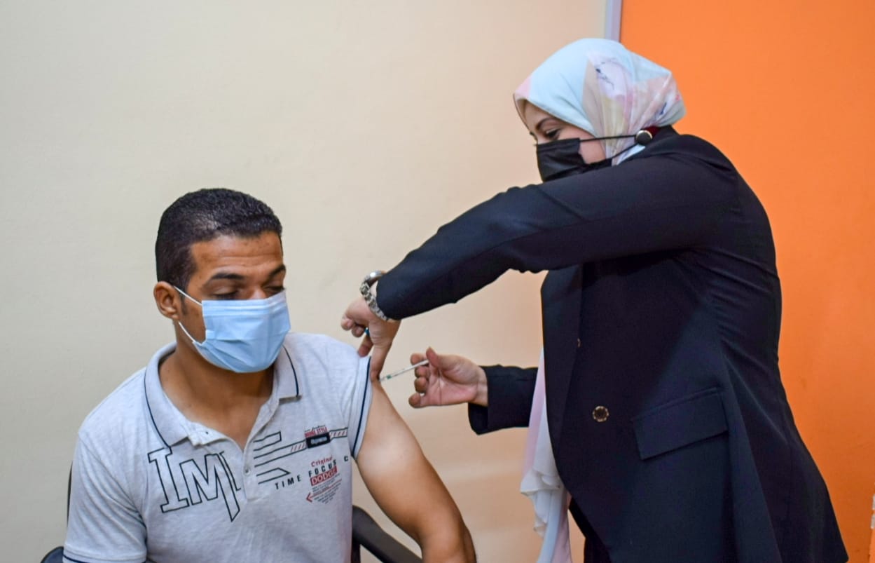 وكيل وزارة الصحة بالشرقية يتابع تطعيم المواطنين المقيمين والمسافرين بلقاح كورونا