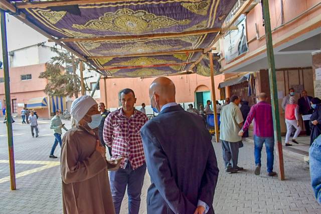وكيل وزارة الصحة بالشرقية يتابع تطعيم المواطنين المقيمين والمسافرين بلقاح كورونا
