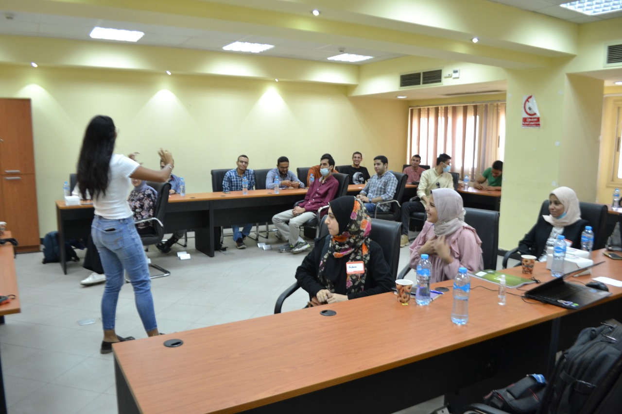 البحث العلمي تنظم ورشة عمل لتأهيل الطلاب و حديثى التخرج لسوق العمل