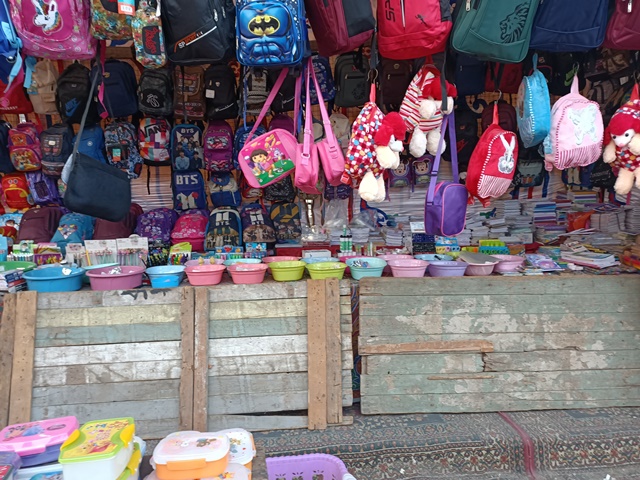 إقبال كبير على معرض مستقبل وطن للأدوات المدرسية