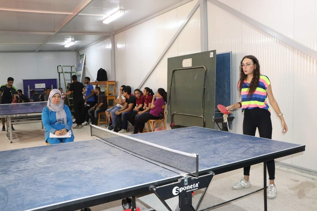 طلاب الجامعة اثناء ممارسة الرياضة 