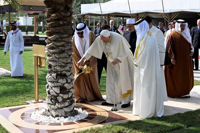  ملك البحرين يصطحب شيخ الأزهر وبابا الفاتيكان لزراعة نخلة للفت