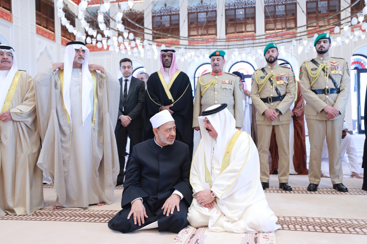 ملك البحرين و شيخ الازهر الشريف يؤديان صلاة الجمعة بمسجد قصر الصخير