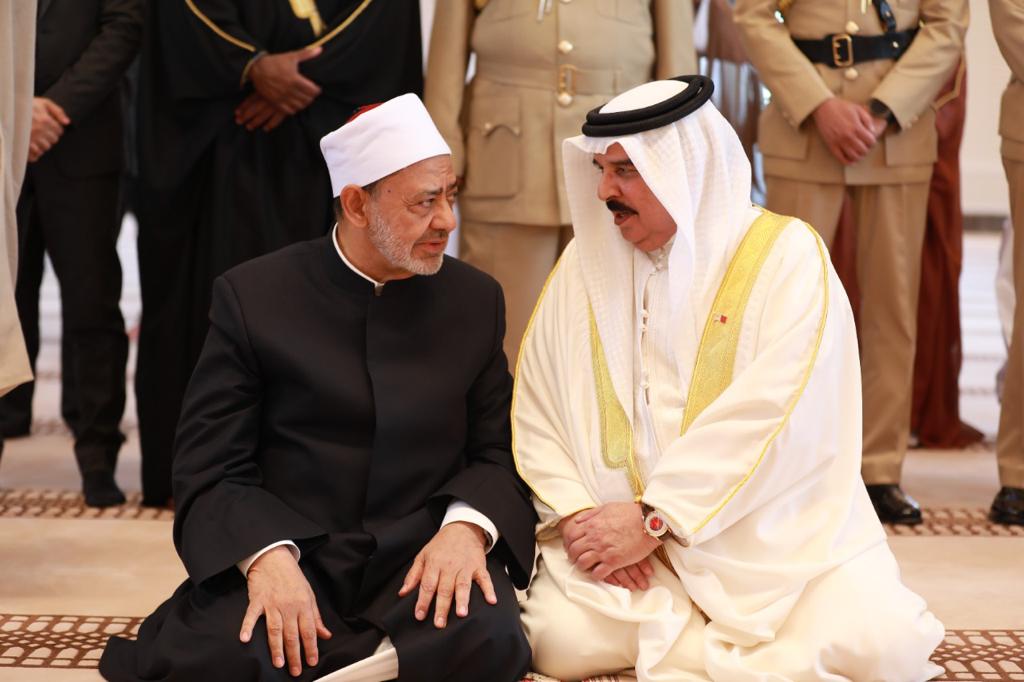 ملك البحرين و شيخ الازهر الشريف يؤديان صلاة الجمعة بمسجد قصر الصخير