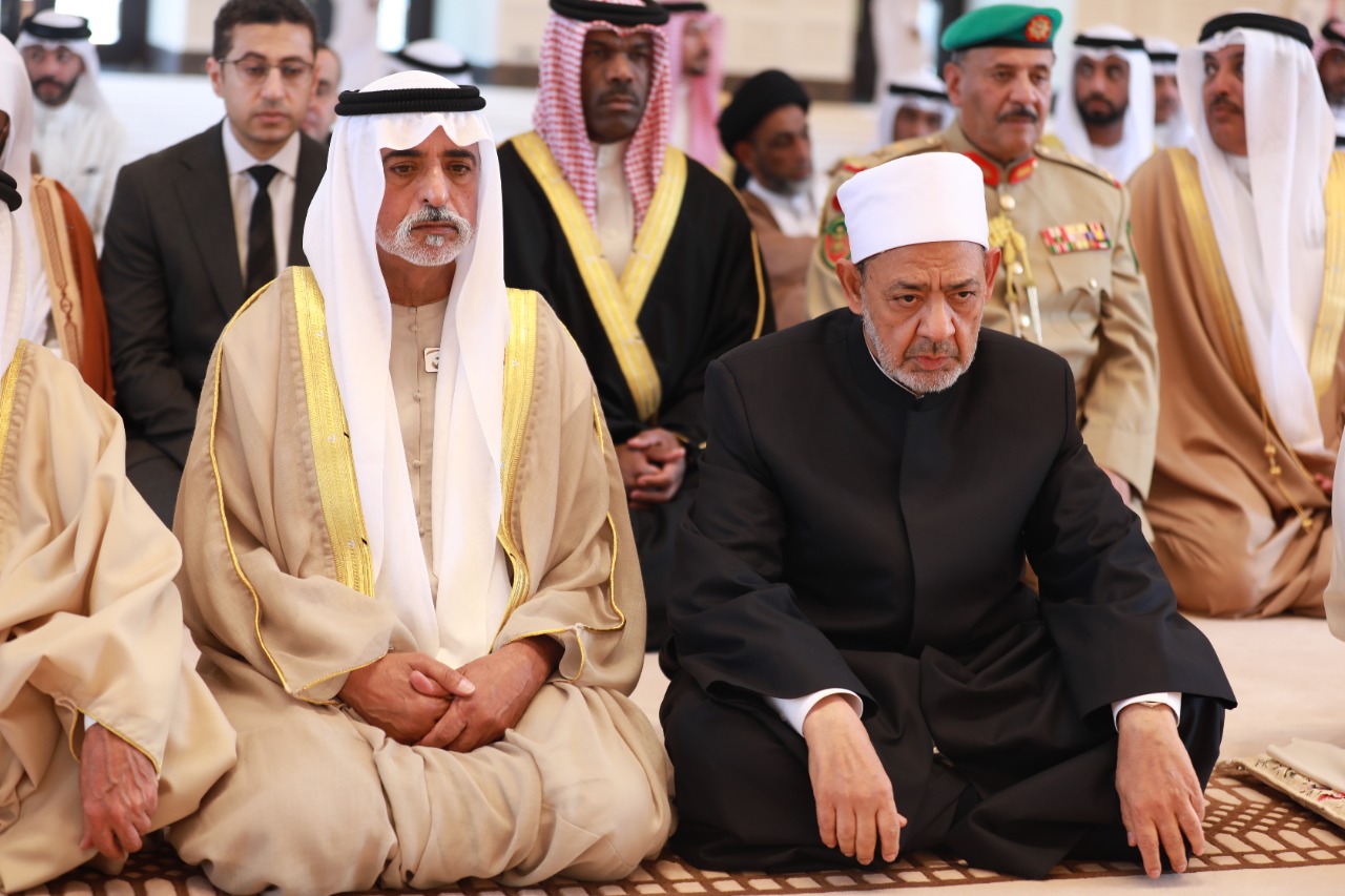 ملك البحرين و شيخ الازهر الشريف يؤديان صلاة الجمعة بمسجد قصر الصخير