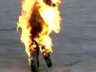 شاب يتخلص من حياته بإشعال النيران يجسده