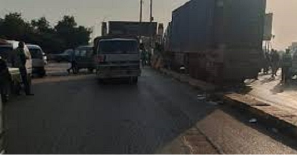 شلل مروري بمدخل بنها بعد تعثر مرور تريلا أعلى كوبري كفر الجزار