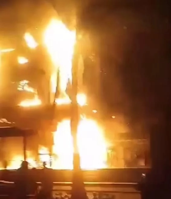 ماس كهربائي وراء حريق هائل بمول شهير في مدينة العبور