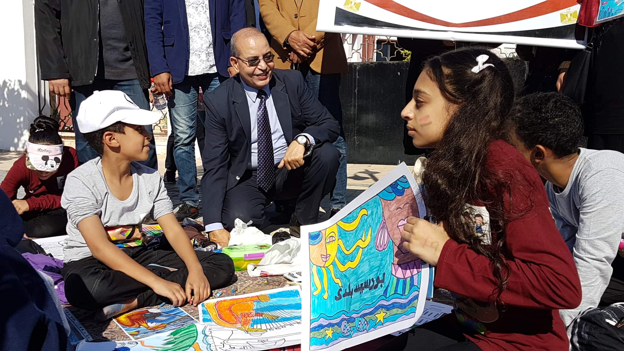 مدير تعليم بورسعيد يشارك الطلاب في مبادرة حب بلدك ..صور