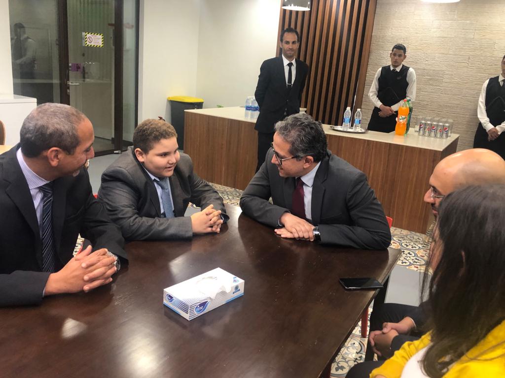 وزير الاثار يستقبل الطفل علي عالم آثار المستقبل.. ويمنحه تصريح دخول المتاحف