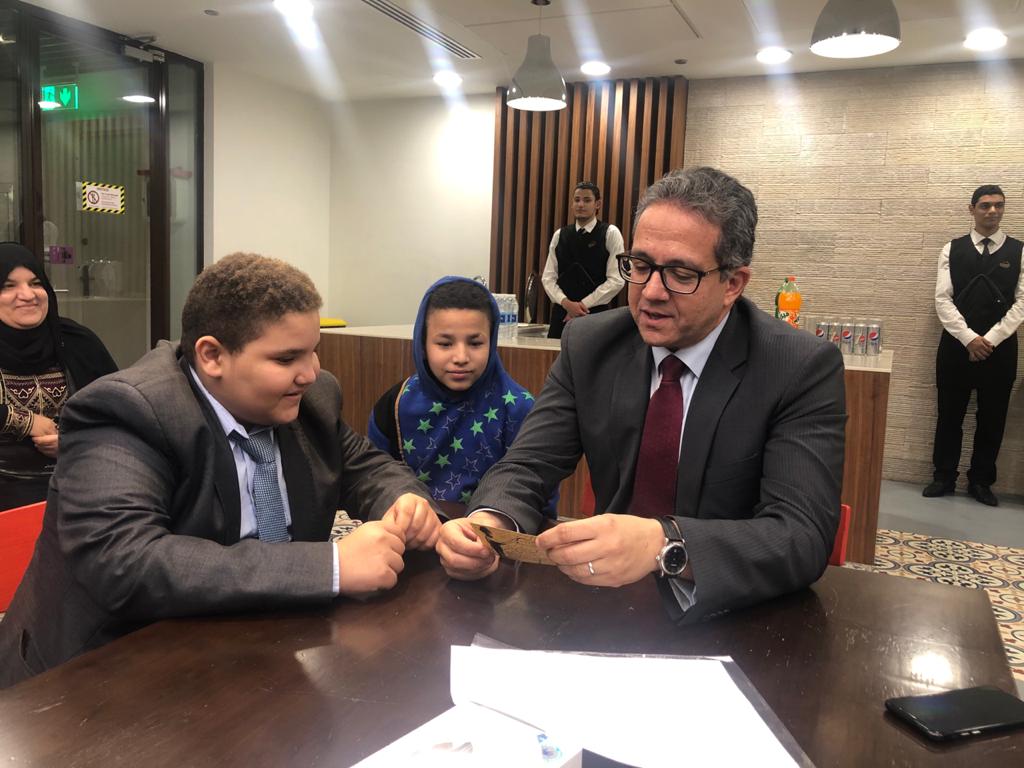 وزير الاثار يستقبل الطفل علي عالم آثار المستقبل.. ويمنحه تصريح دخول المتاحف