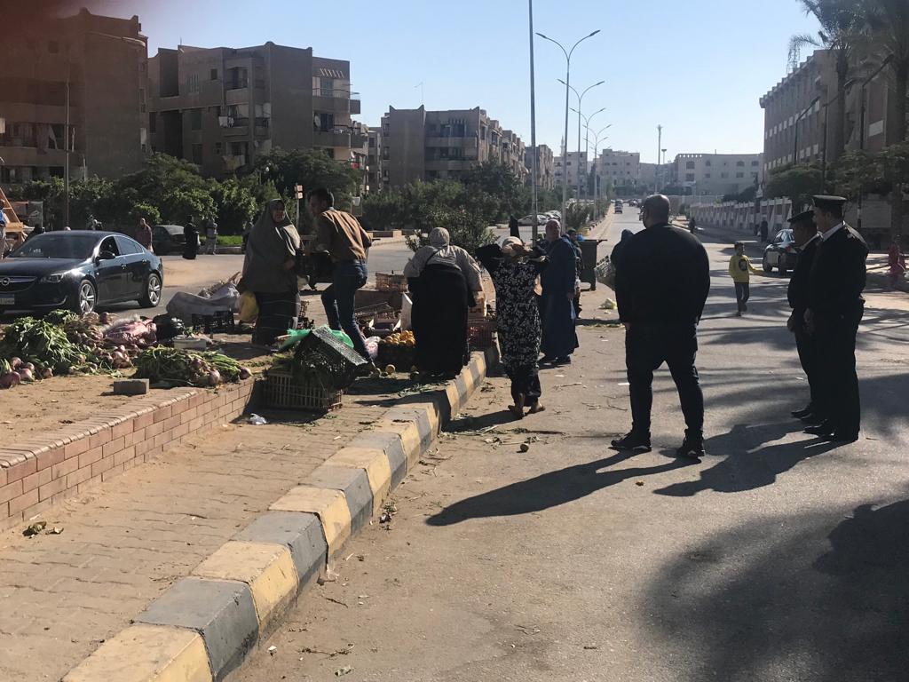  جهاز مدينة العبور يشن حملة لإزالة الإشغالات.. صور