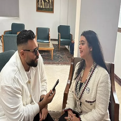 المخرجة والممثلة مريم الفرجاني ومحرر الجمهورية أونلاين 