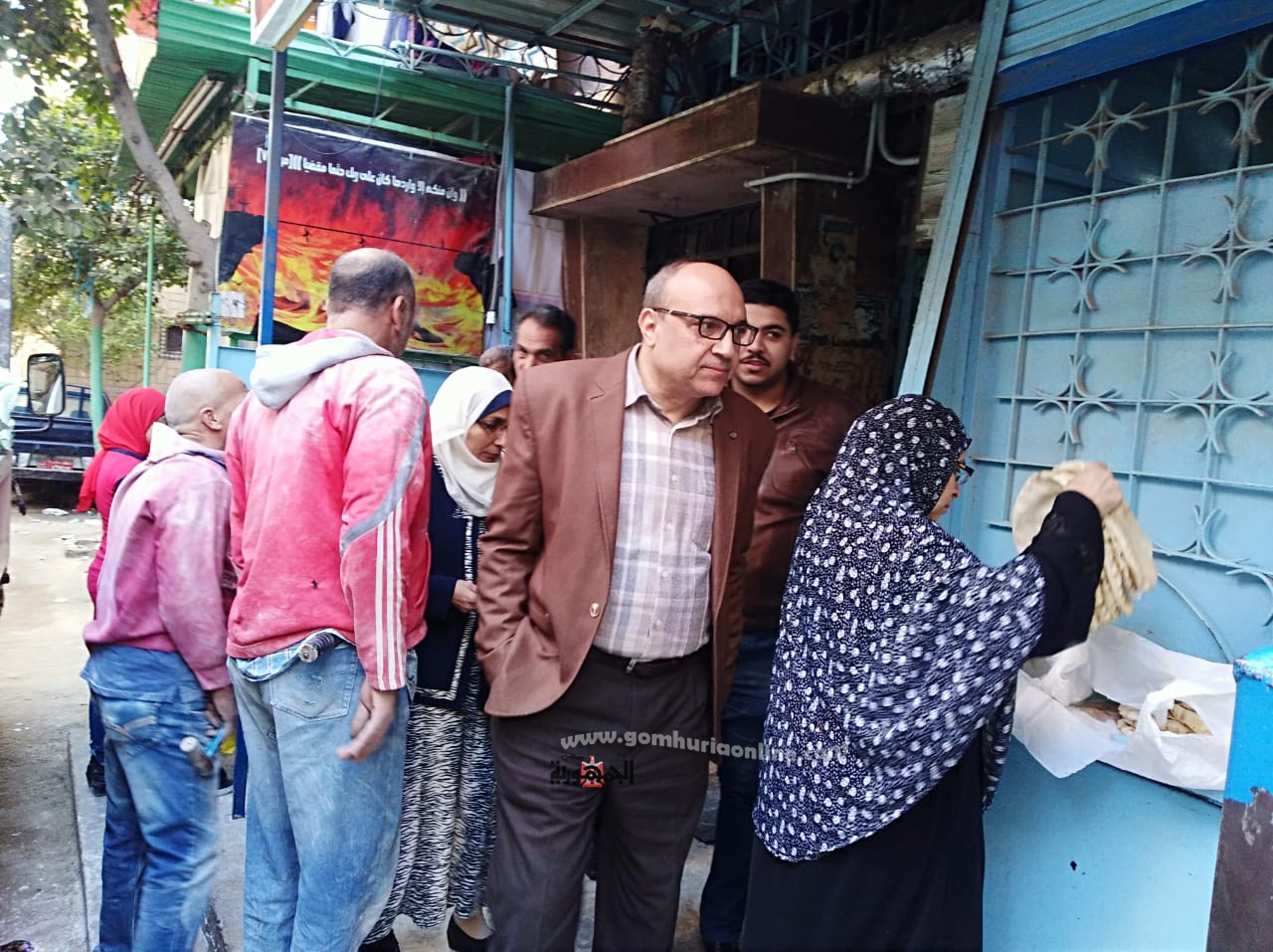 محمد سعد الله مدير تموين الاسكندرية أثناء الجولة