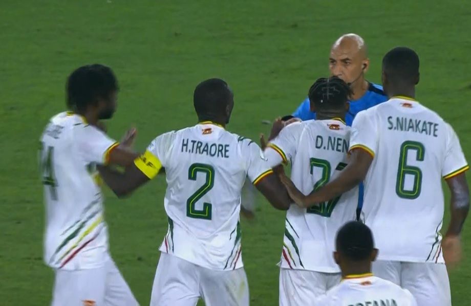 لاعبو منتخب مالي يعترضون علي الحكم محمد عادل