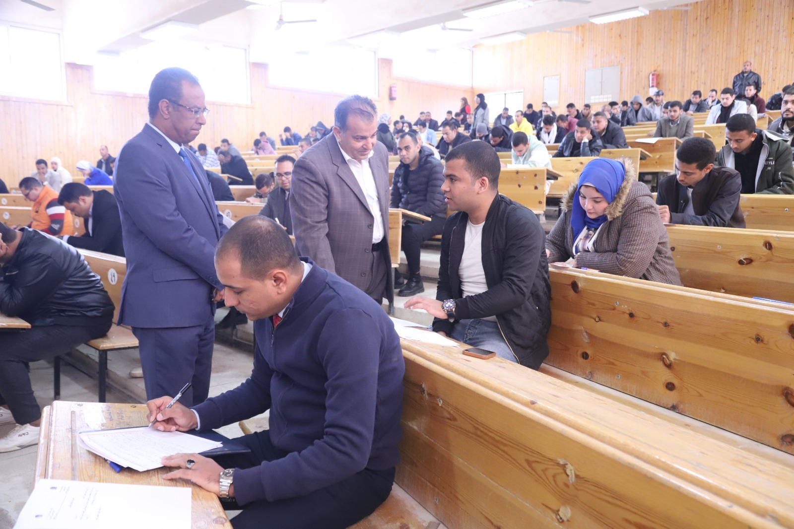 رئيس الجامعة  يتفقد امتحانات الدراسات العليا بكلية الحقوق